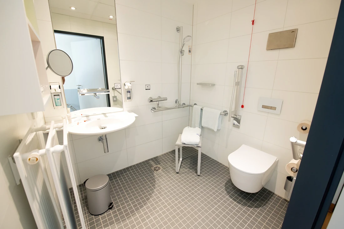 The management strives to create a “hotel feeling” throughout the facility. These standards are especially reflected in the individual rooms, where RKI recommendations were followed and rimless toilets installed. The choice: TOTO’s RP toilet. Photo: TOTO